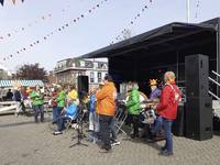 907022 Afbeelding van leden van de muziekvereniging 'De Bazuin de Meern' op het grote parkeerterrein aan het begin van ...